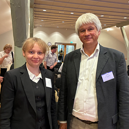 Milena&nbsp;Mierzejewska-Wasilewska och J&ouml;rg Morr&eacute; st&aring;r bredvid varandra efter avslutad genomg&aring;ng av sina respektive rapporter.